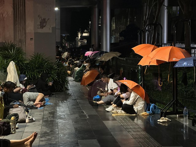 Người Việt đội mưa trước cửa Apple Store đợi mua iPhone 15 từ đêm 21/9